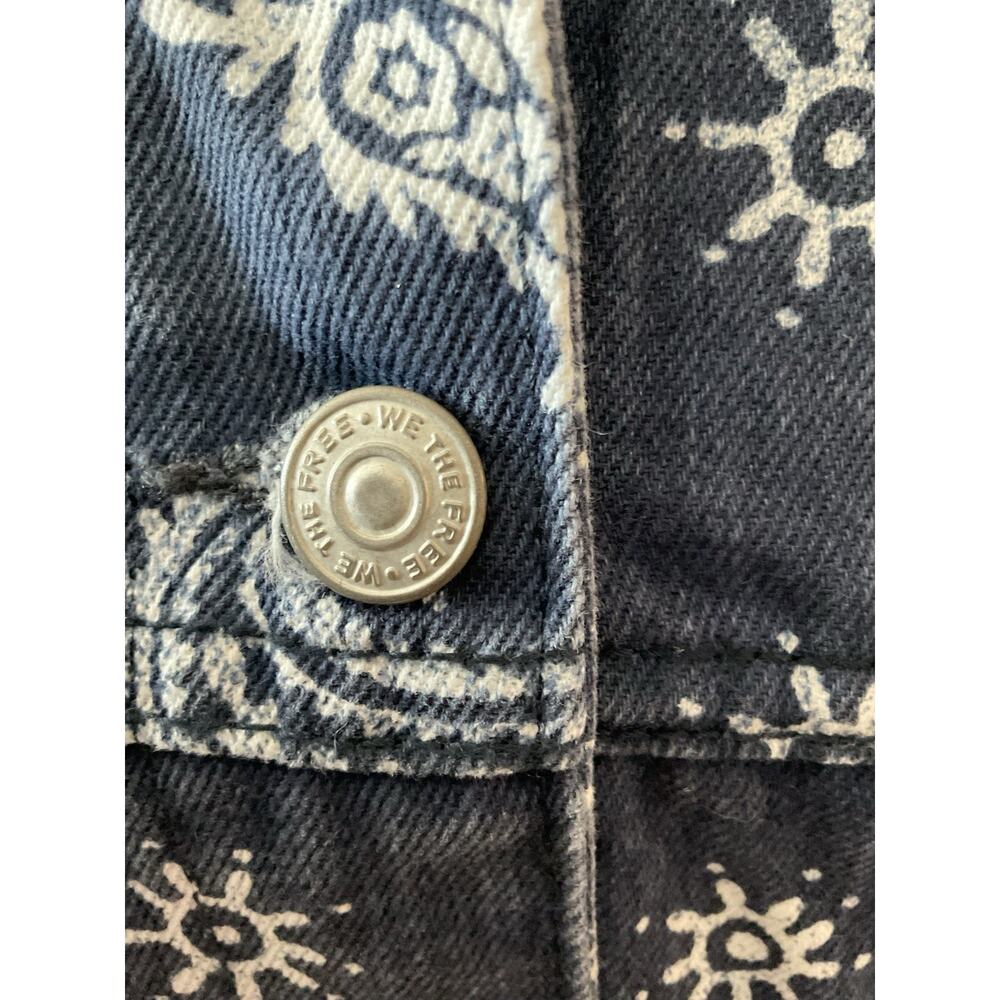 We The Free Women’s Blue/White Paisley Bandana Button Front Pocket Jacket, M - Picture 3 of 5
